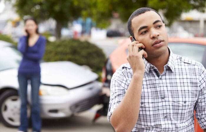 homem falando ao celular