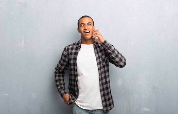 homem falar ao celular