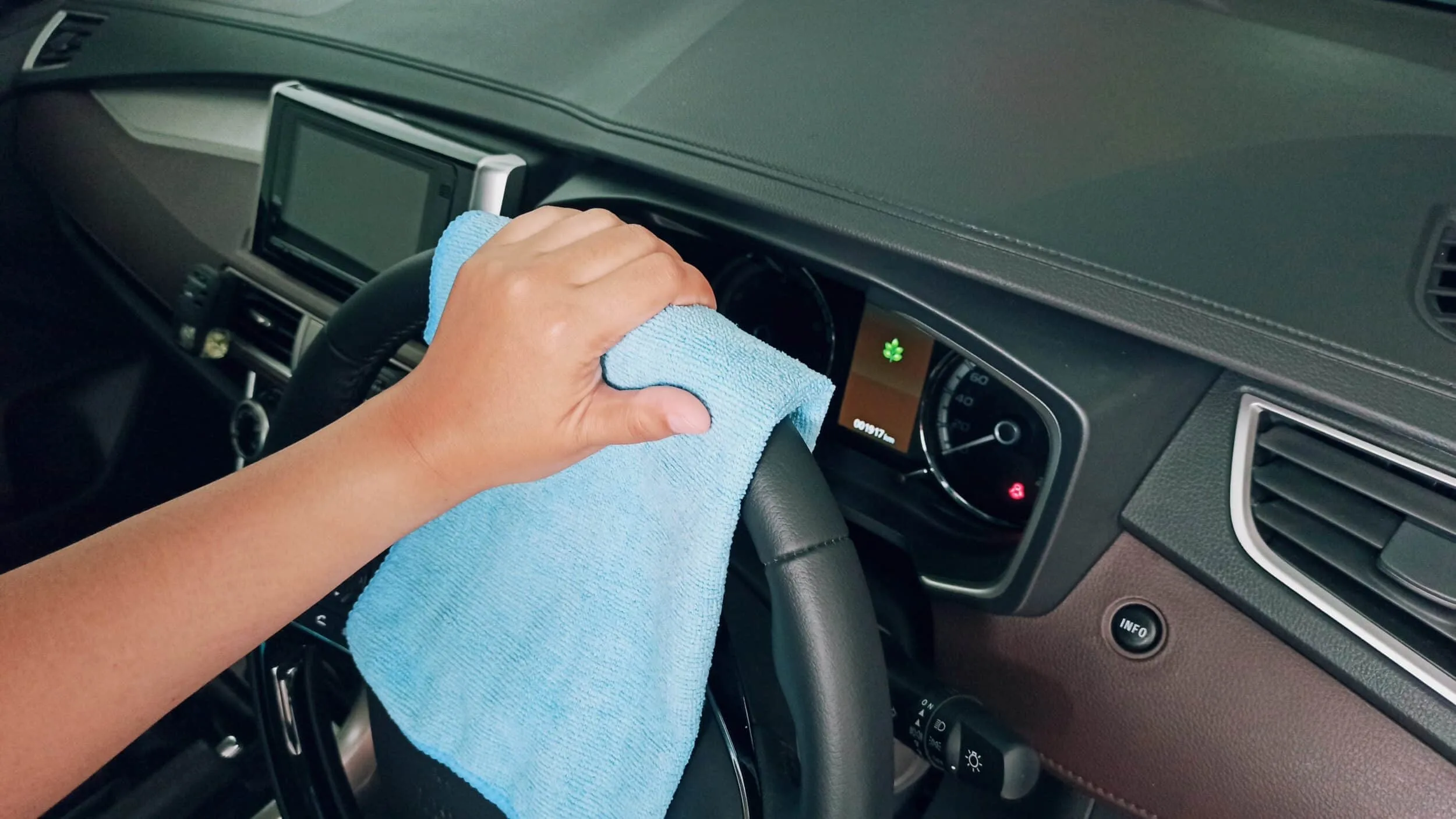 cuidado com o volante do carro