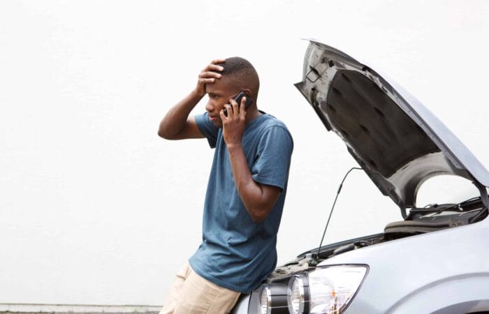 homem ao telefone com a assistência veicular 24h