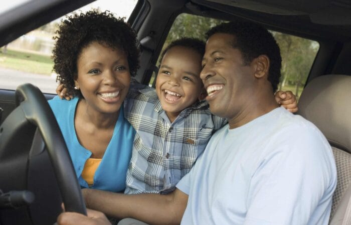 família viaja no verão com cuidados com carro