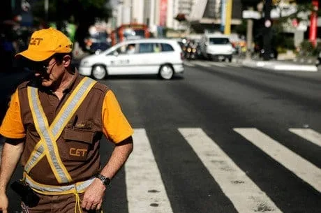CET fiscaliza lei de trânsito
