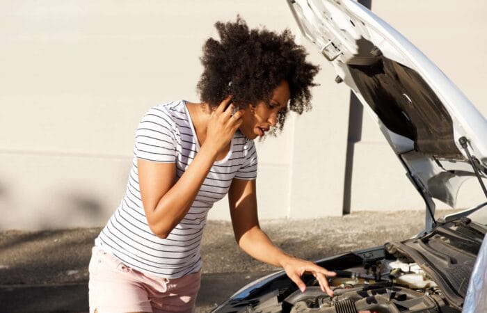 mulher liga para mecânico online da assitência veicular