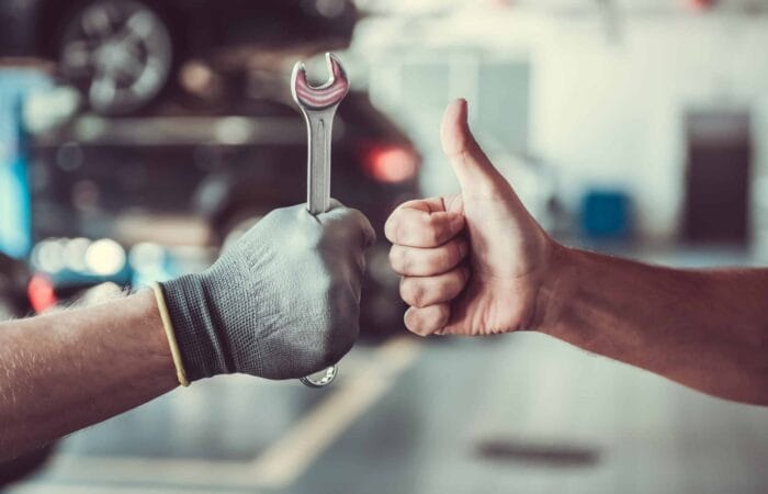 Atendimento de mecânico online da Destrave via celular, com motorista recebendo suporte remoto.